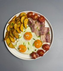 Яичница с картофелем дольками беконом и помидорами — Калач-на-Дону, Новое
