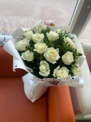 Букет из белых роз сорта Валентина в белой упаковке! — Волгоград, Новое