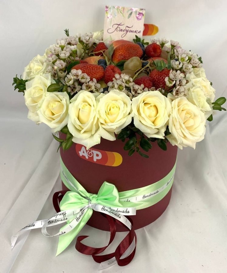 Композиция с розами , фруктами и ягодами !композиция в коробке из 21 розы 40 см с зелень. — Калач-на