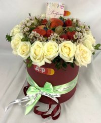 Композиция с розами , фруктами и ягодами !композиция в коробке из 21 розы 40 см с зелень. — Волгогра