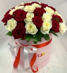 Шикарная шляпная коробка из 55 роз красных и белых — Волгоград, Новое